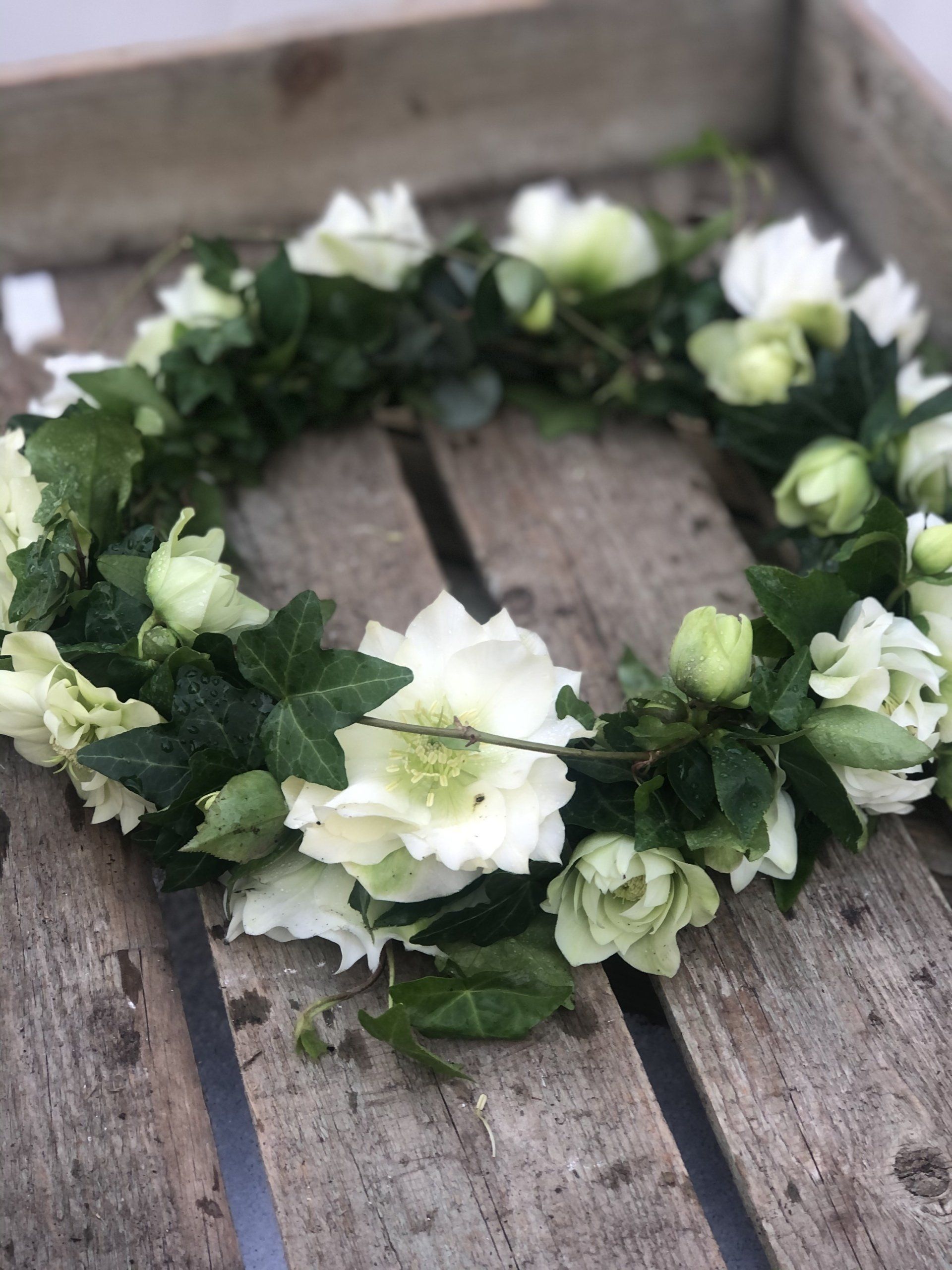 Weißer Blumenkranz mit Efeu