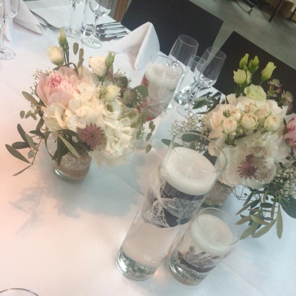 Ornament Blumen Blances und Kerzen auf dem Tisch