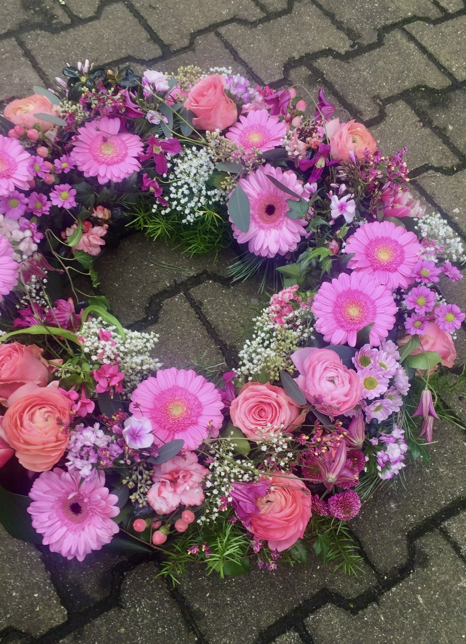 Blumenarrangement mit rosa Gerbera