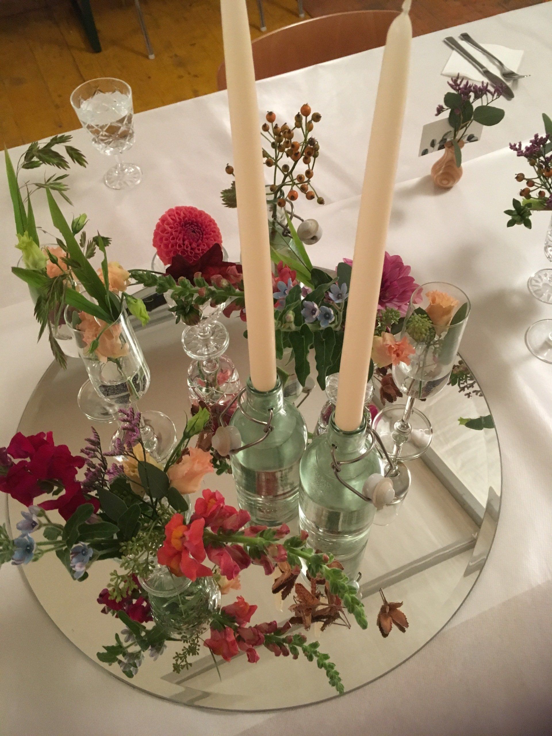 Zentraler blumiger Kerzenhalter