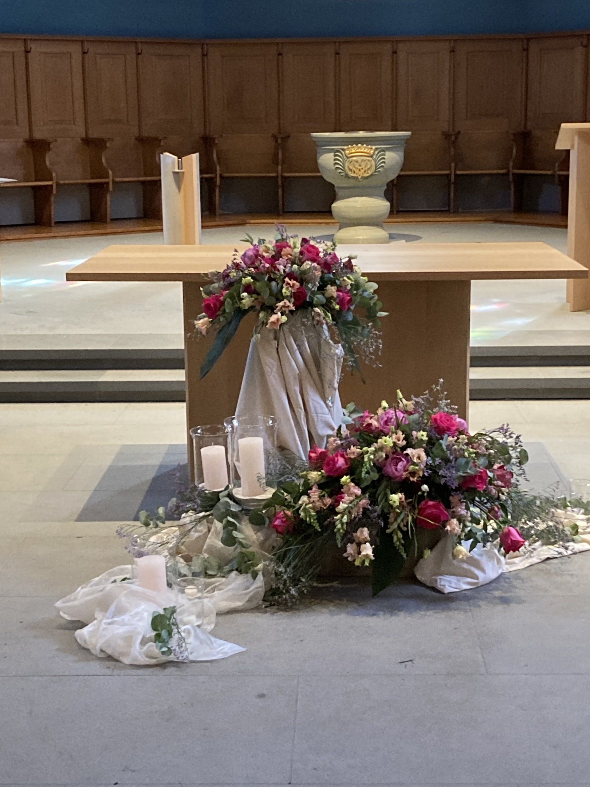 Blumenbeet in einer Kirche