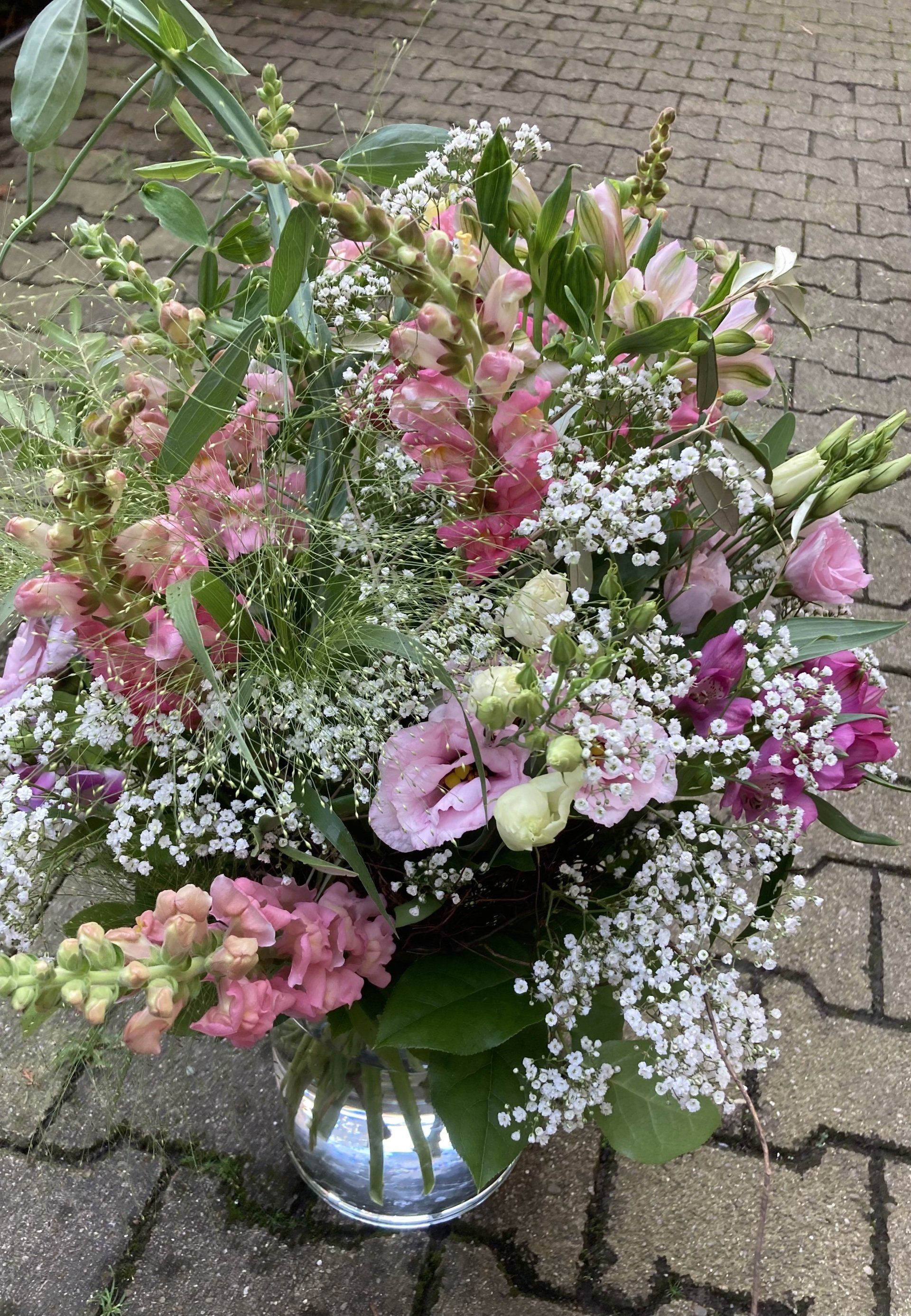 Strauß weißer und malvenfarbener Blumen