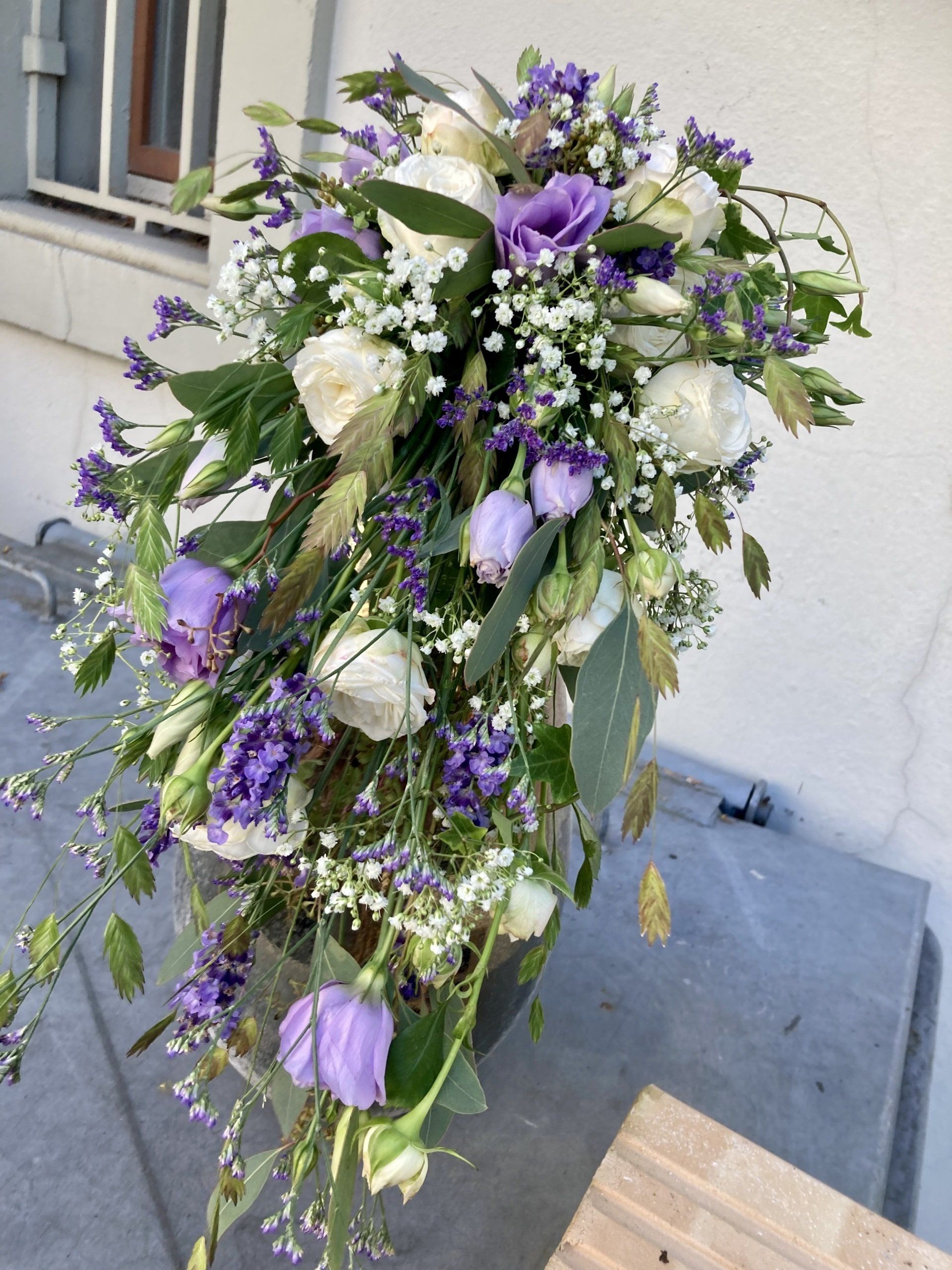 Hochzeitsstrauß in Weiß und Mauve und Violett