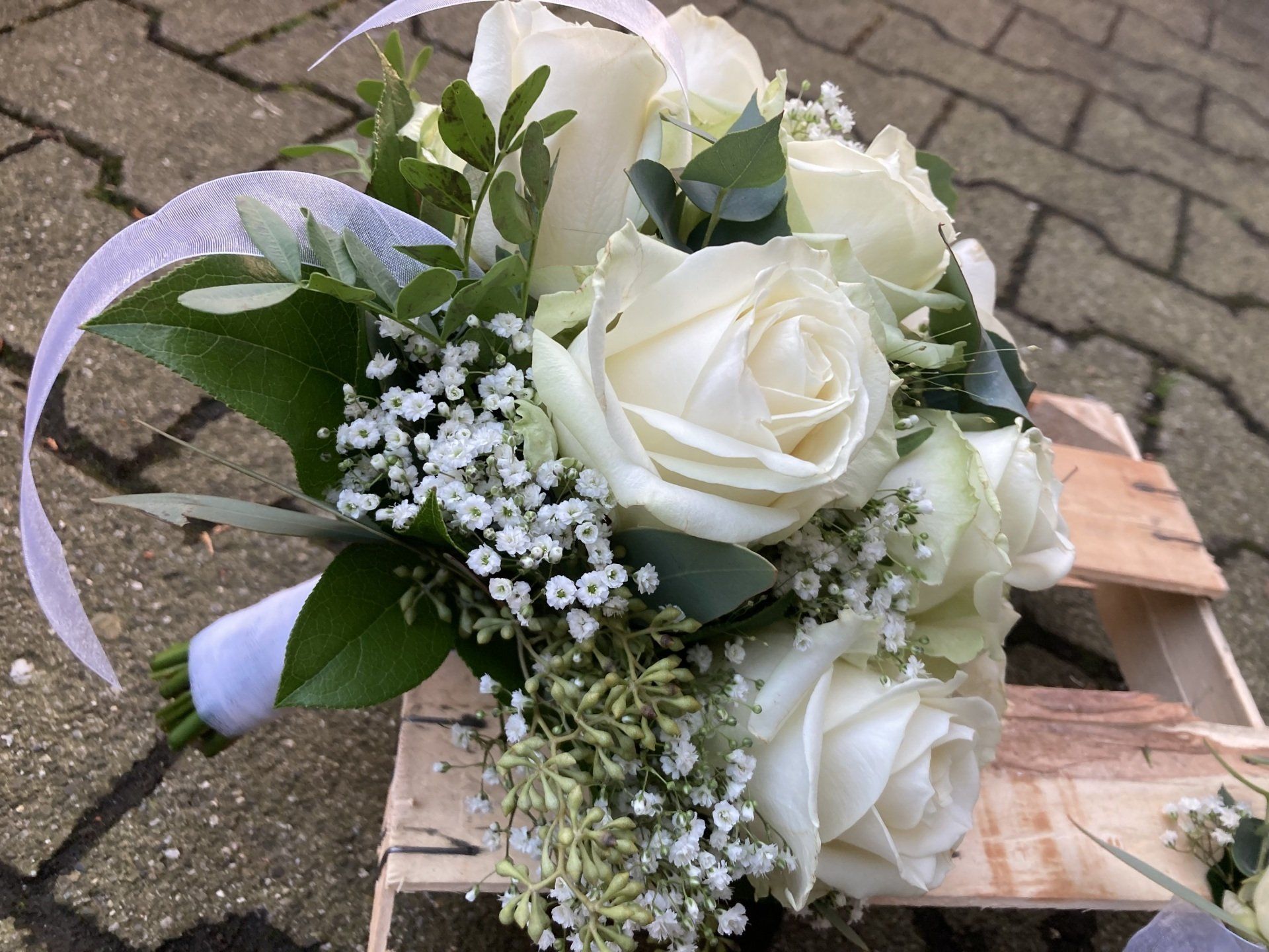 Hochzeitsstrauß mit weißen Blumen