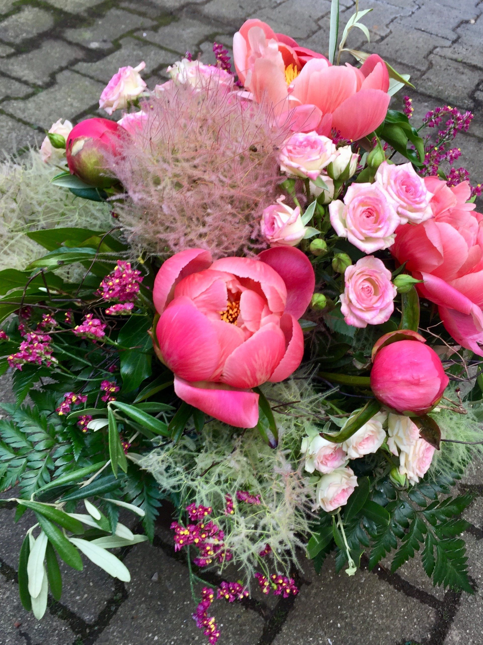 Strauß aus Pfingstrosen und Rosen