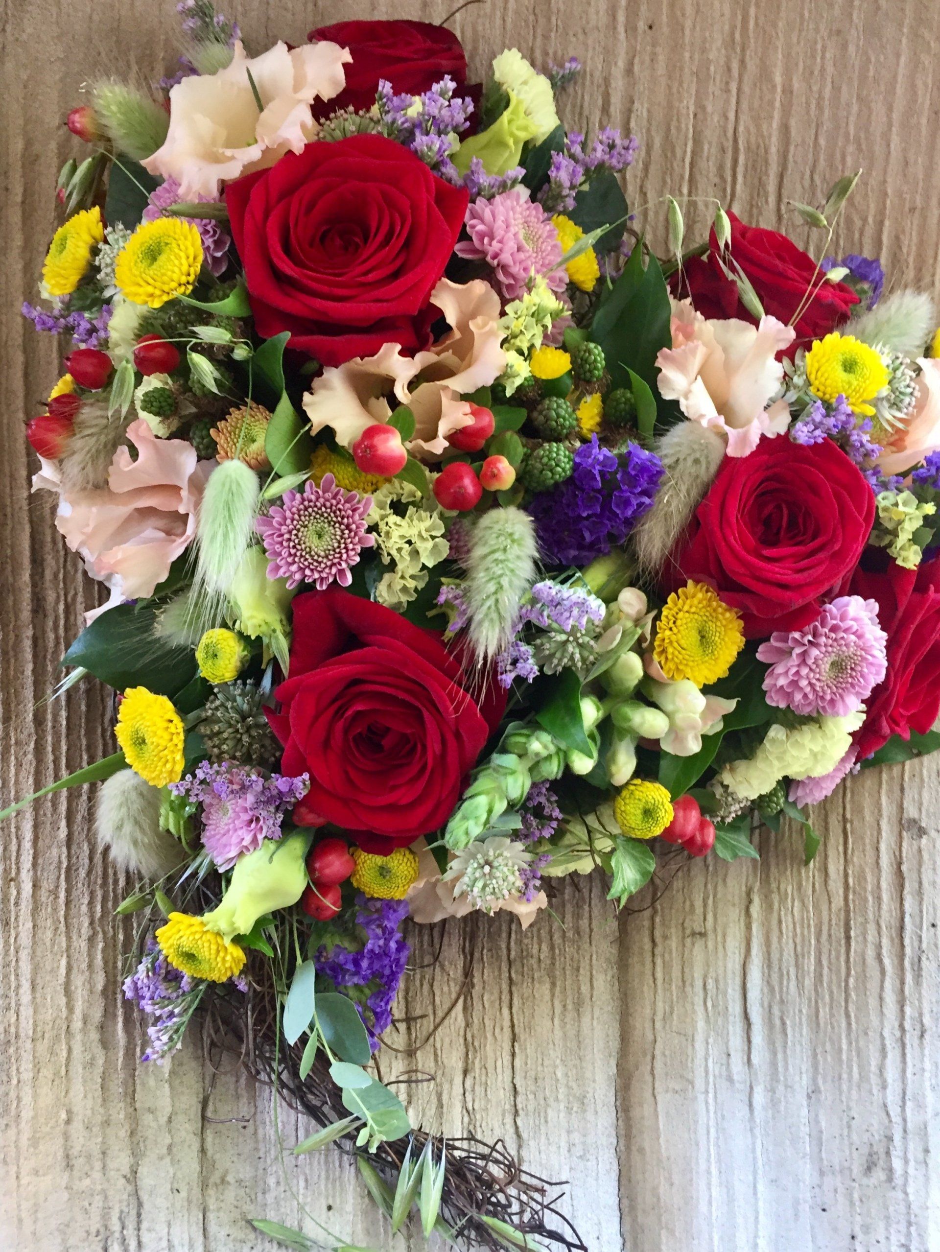 Herzförmiger Blumenkranz mit Gelbtönen