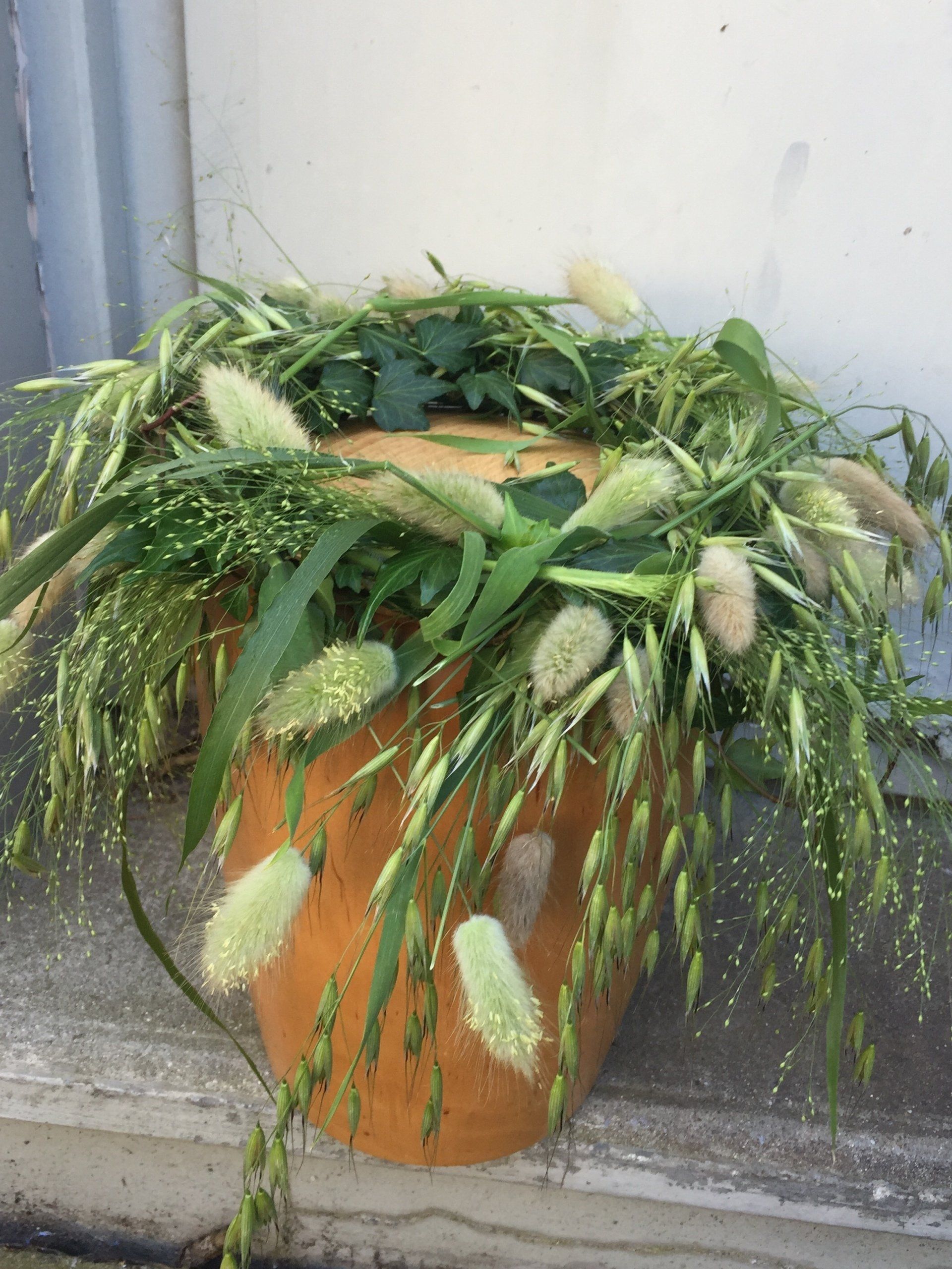 Blumenarrangement mit Gräsern