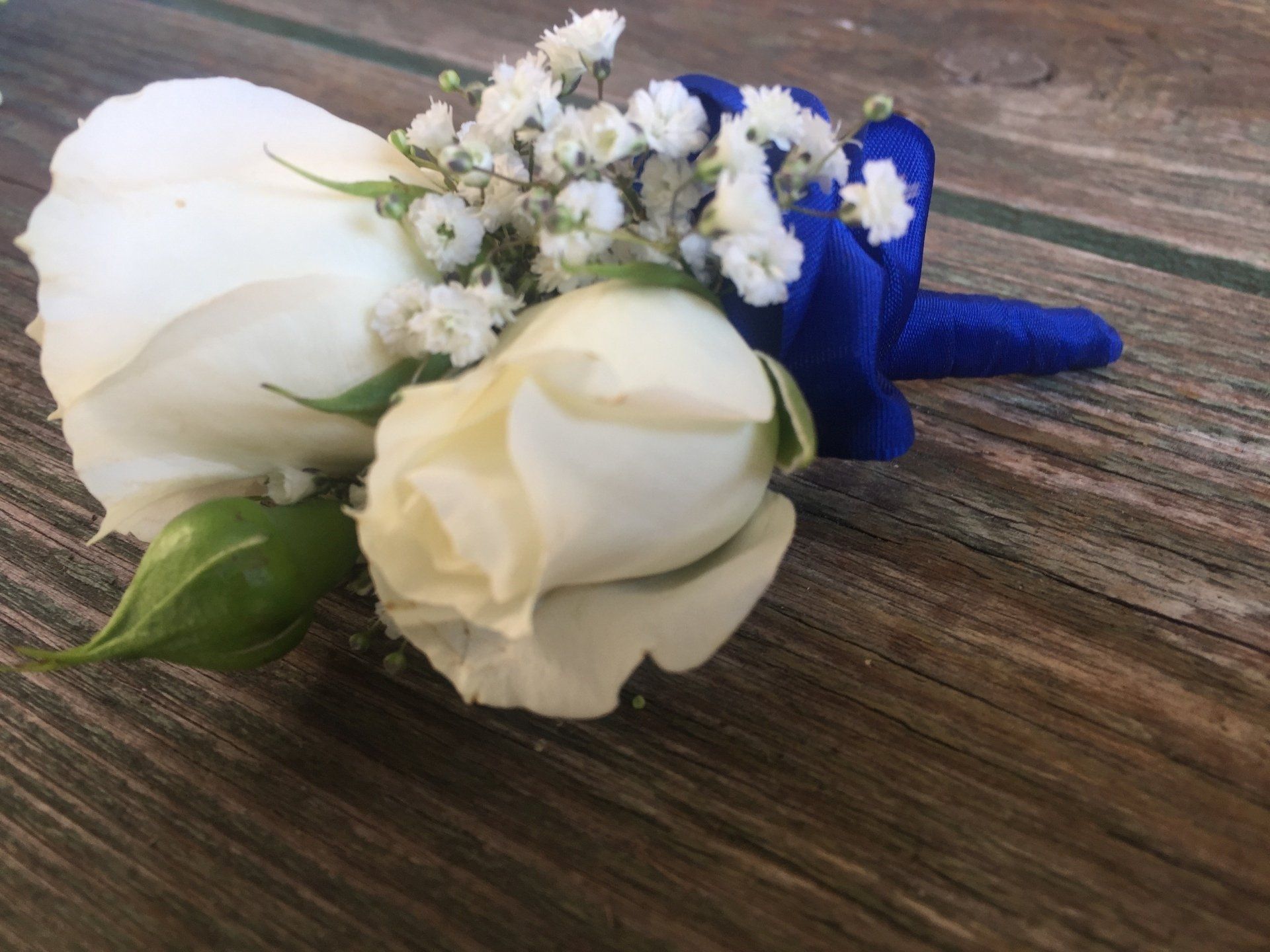 Kleiner Strauß mit blauer Basis