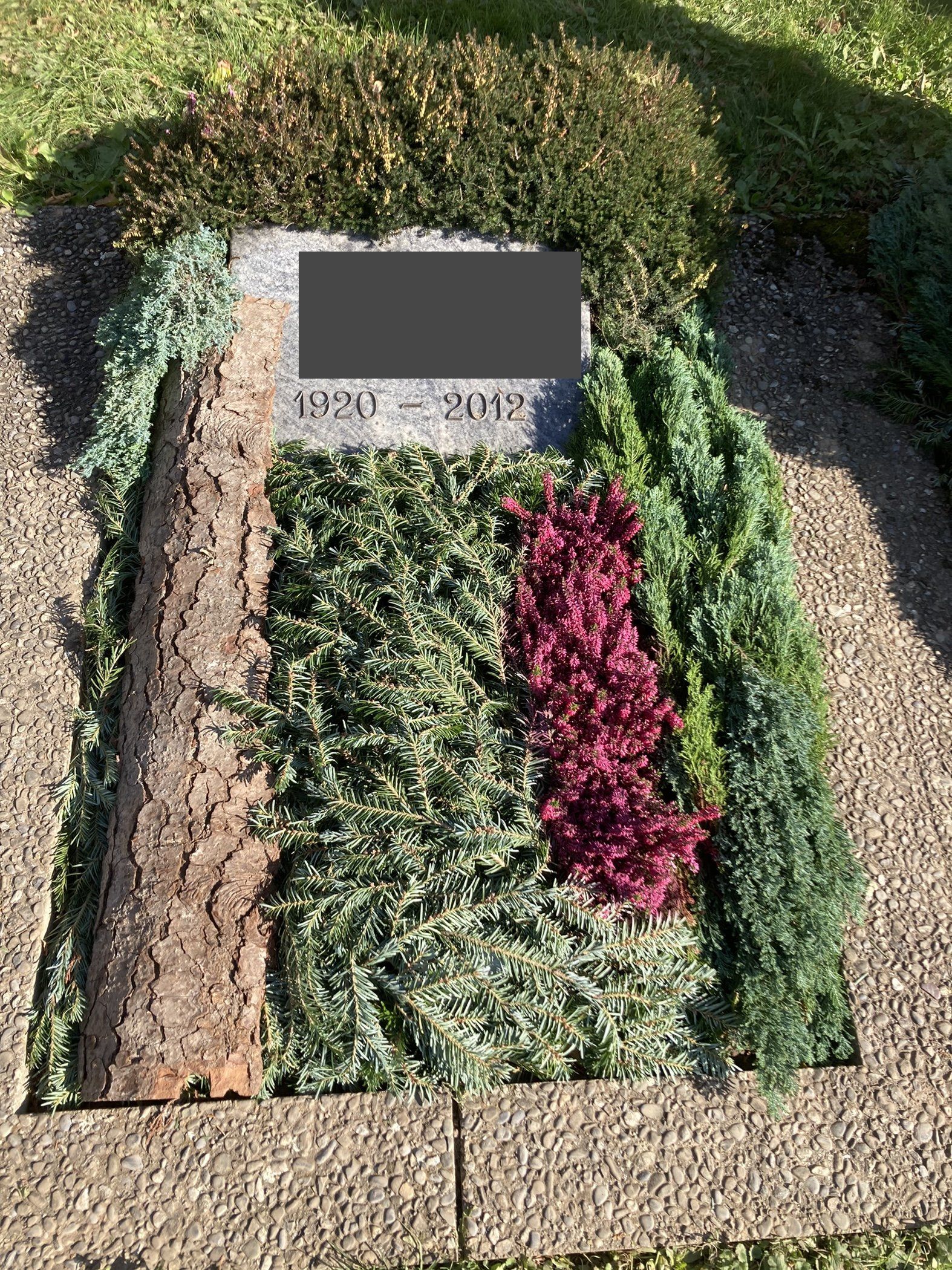 Koniferen-Zusammensetzung mit Rinde als Grabschmuck