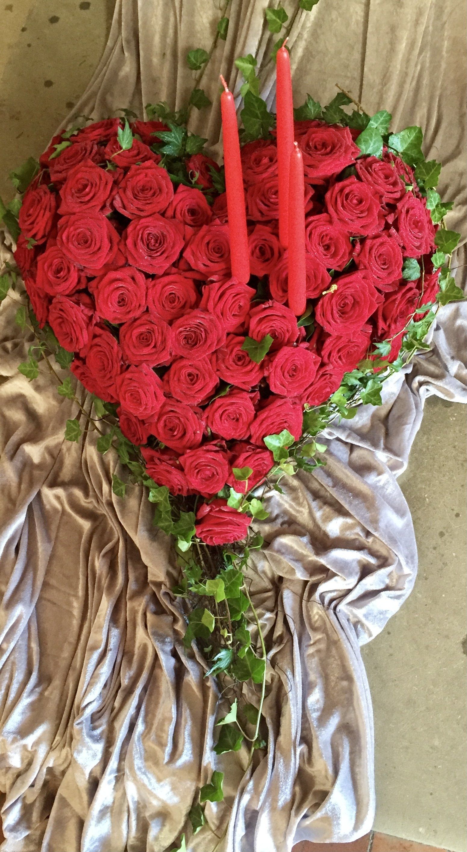 Blumiger Trauerkranz in Herzform Kirche von oben gesehen