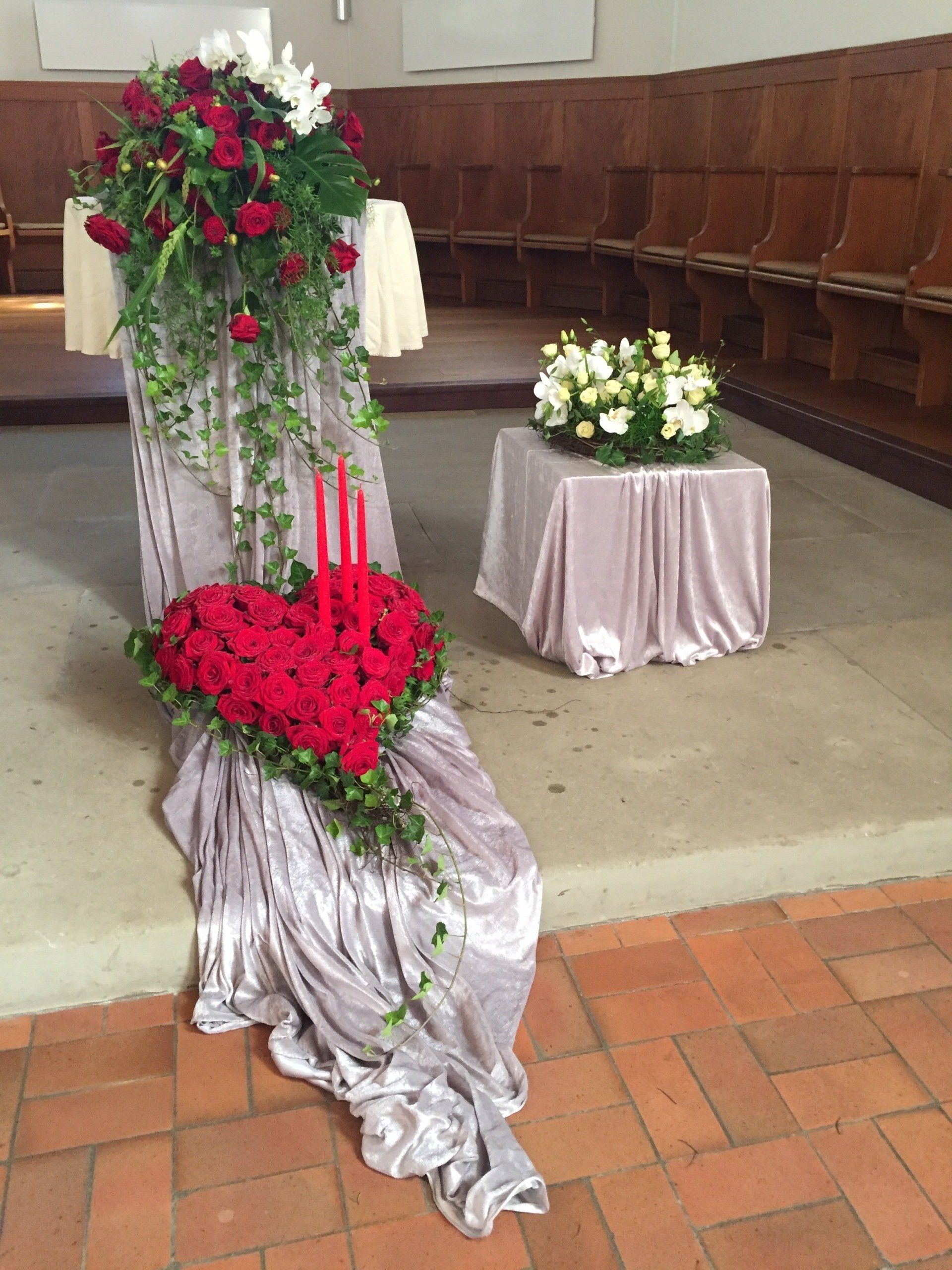 Blumiger Trauerkranz in Herzform Kirche