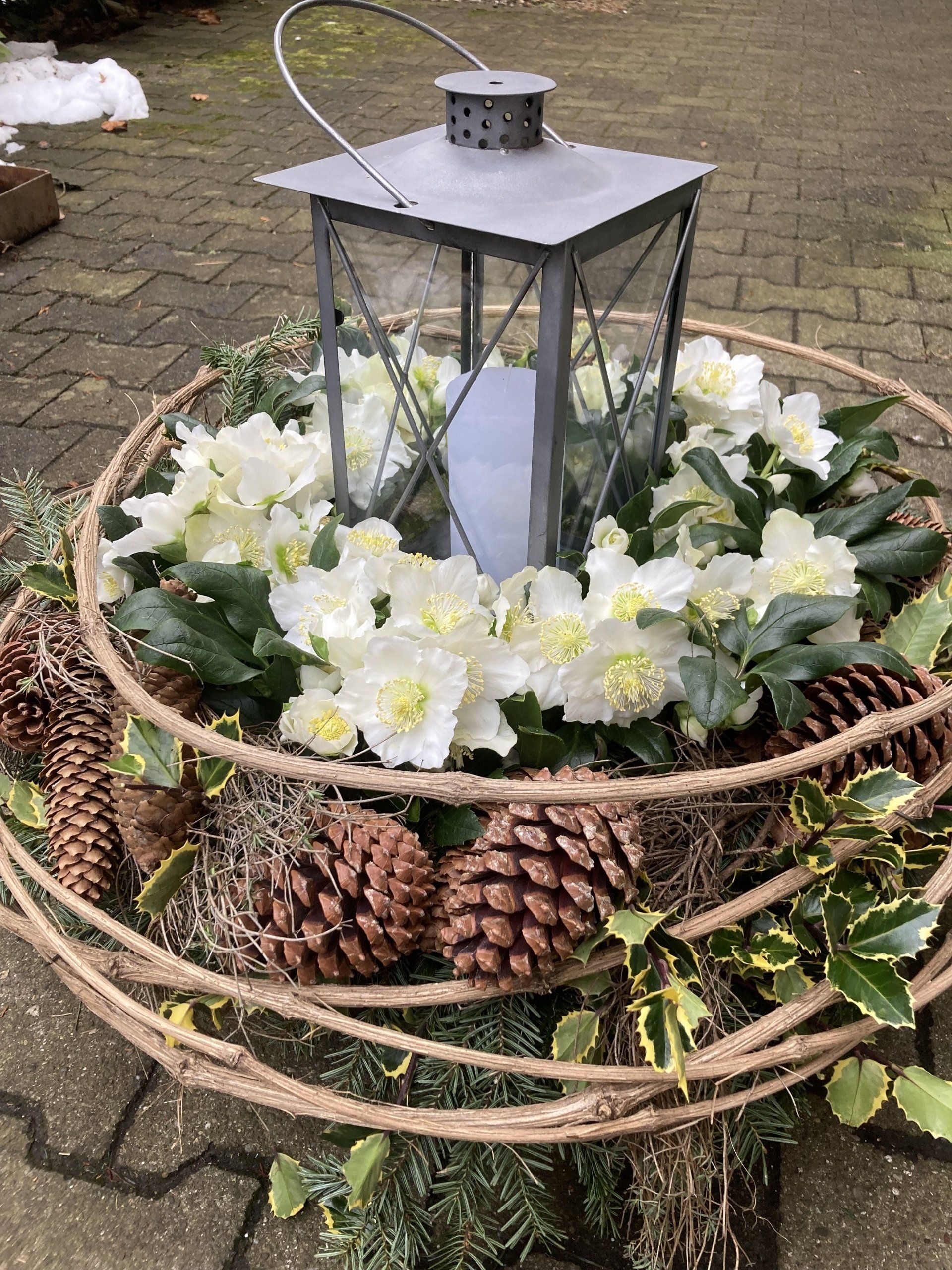 Laterne mit Blumen und Ornamenten