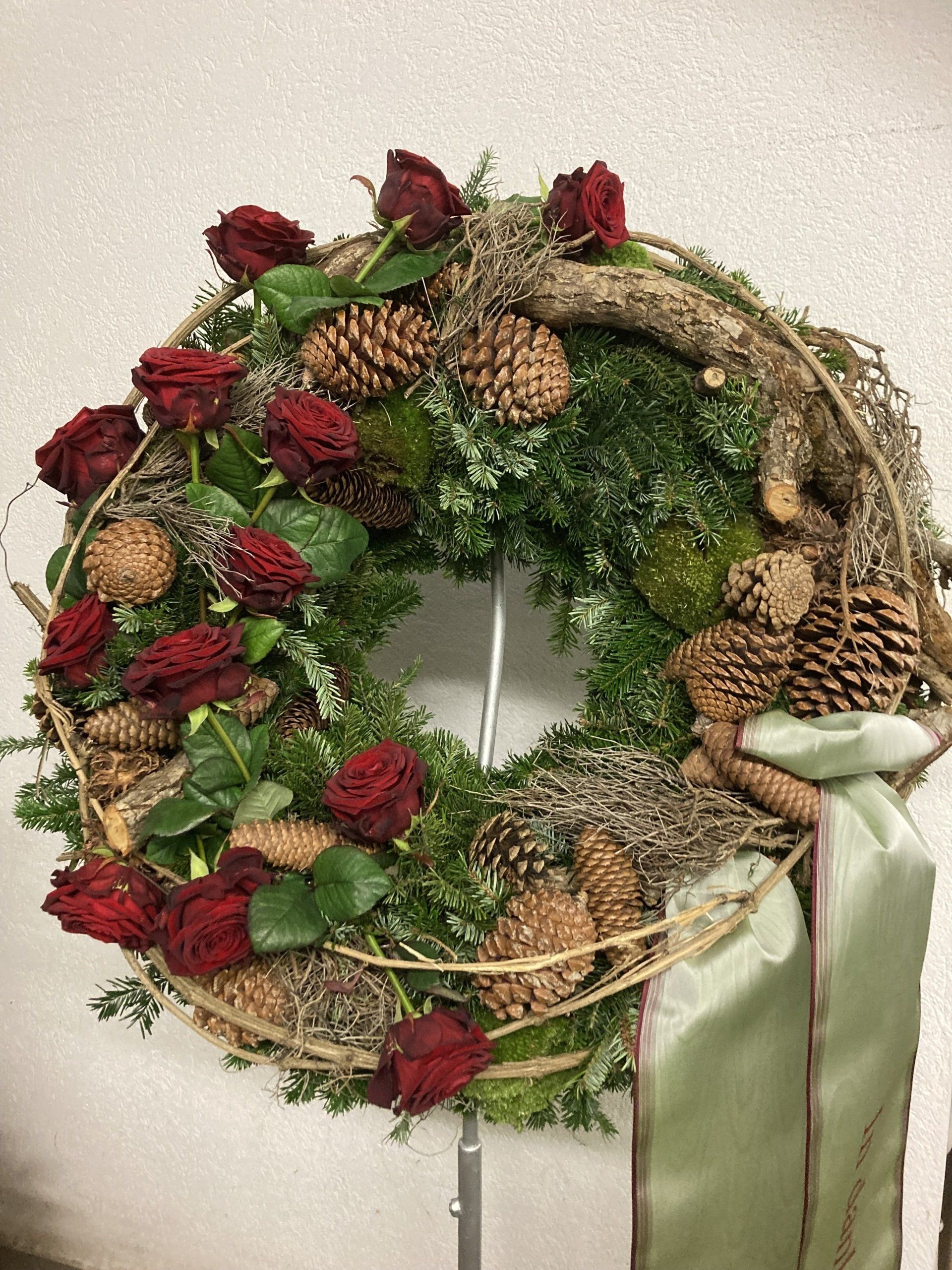 Blumenkranz mit Zapfen