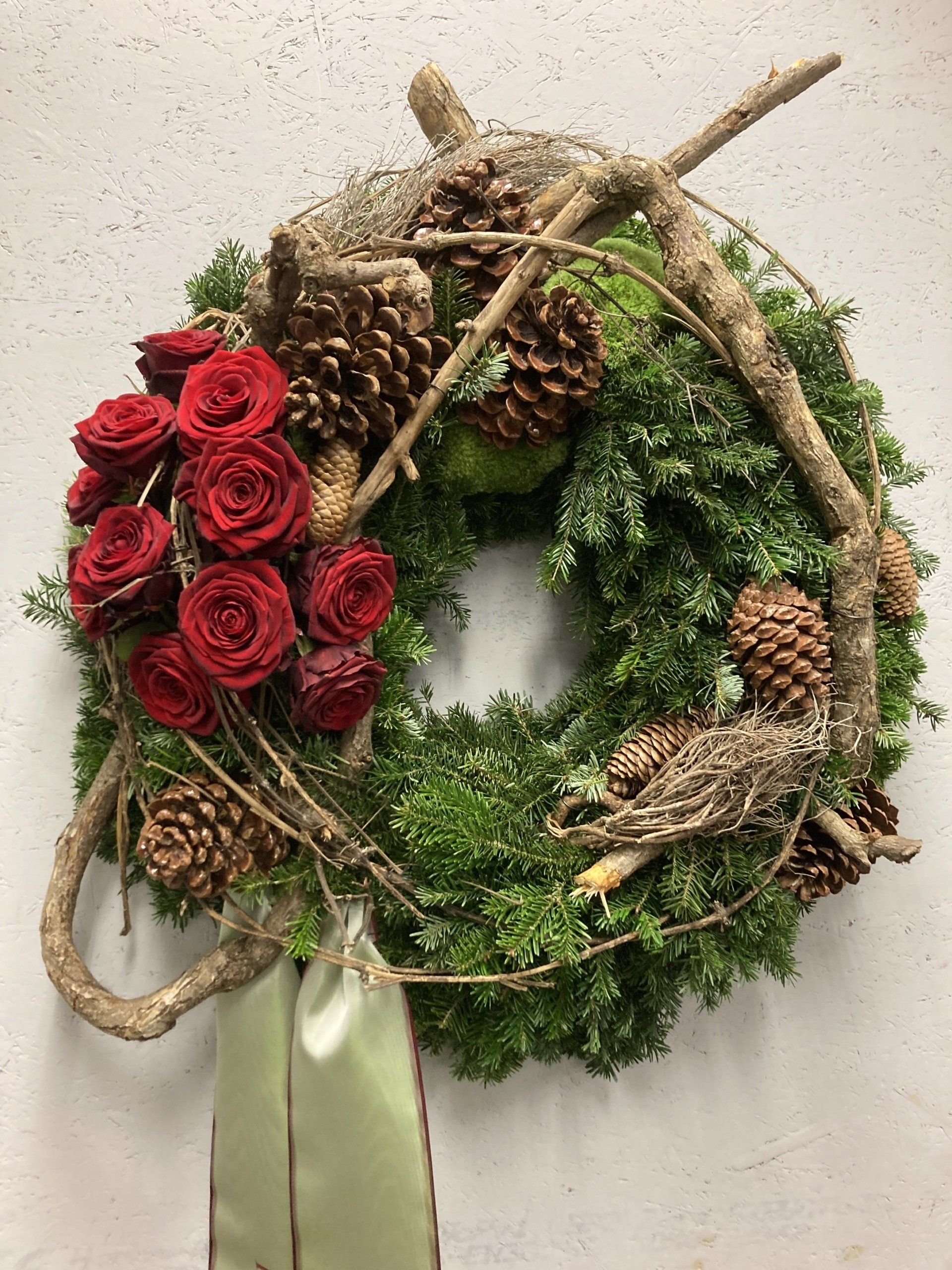 Blumenkranz mit Zweigen