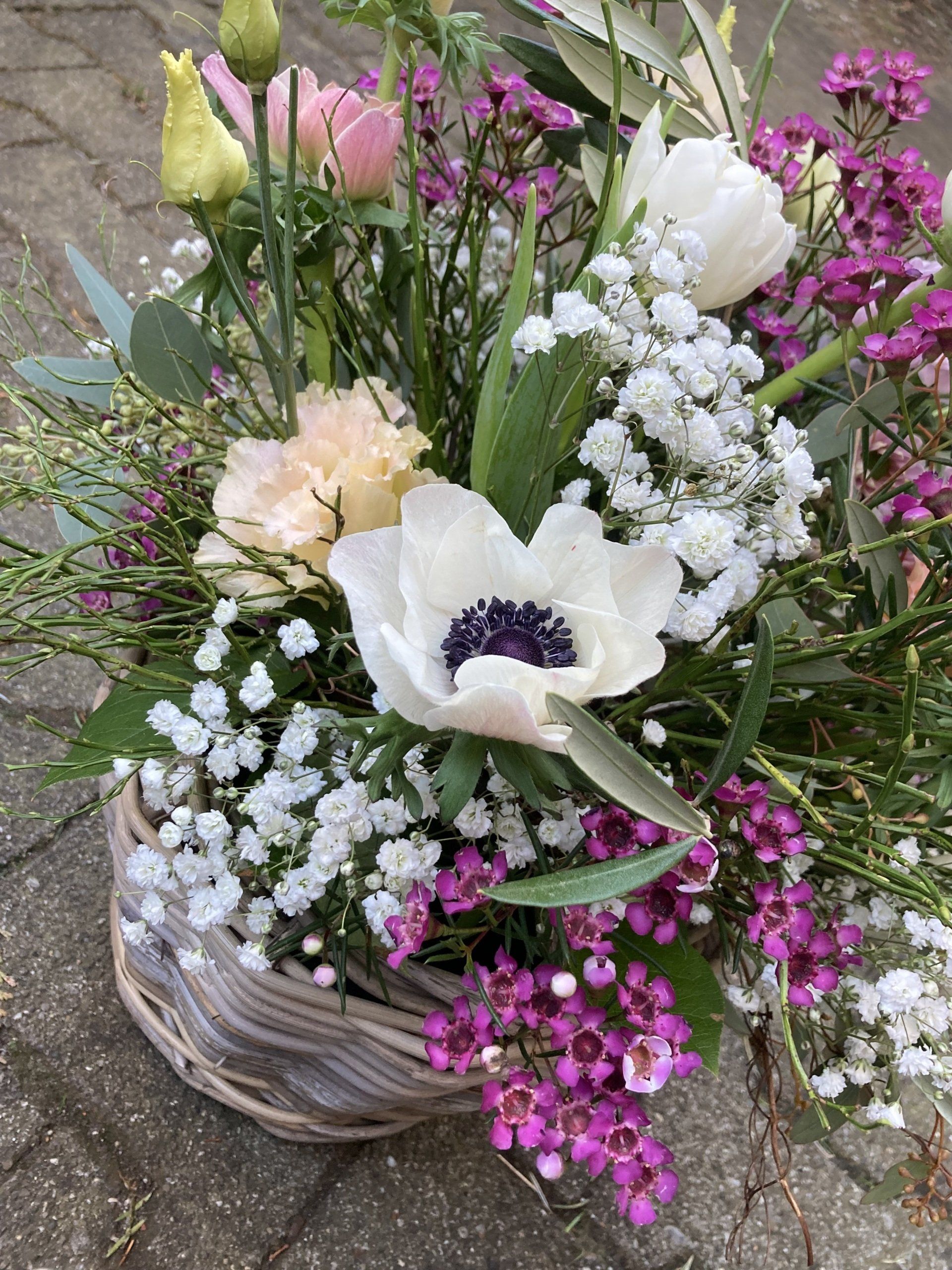 Komposition mit weißen Anemonen