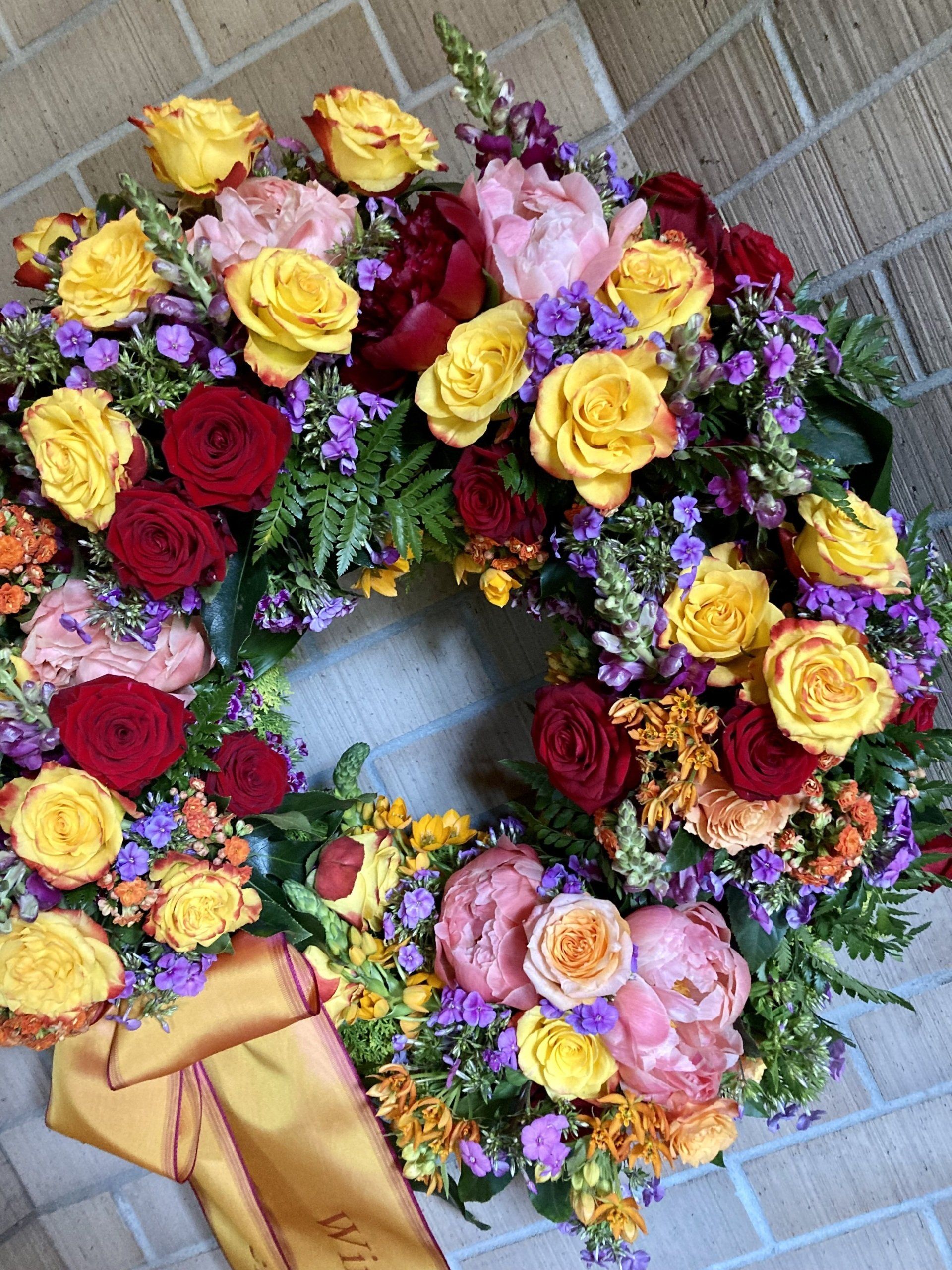 Blumenkranz mit hellen und warmen Farben