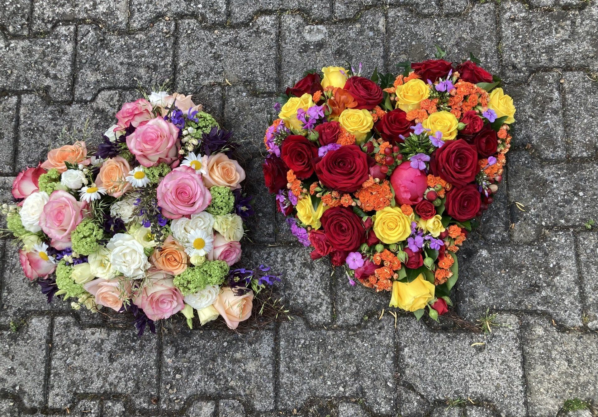 Zwei Blumenkränze in Herzform