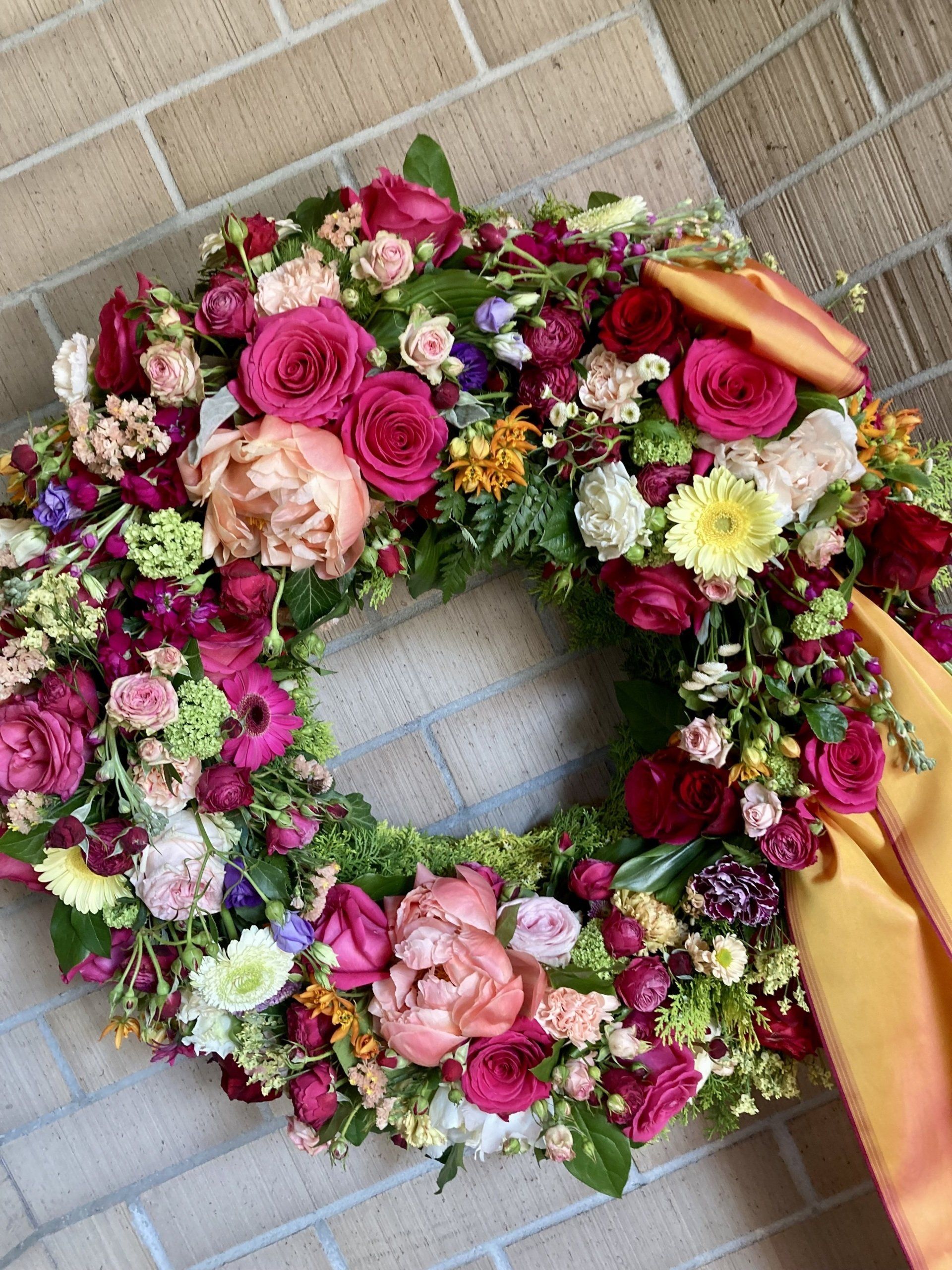 Blumenkranz mit Rosen und Gerbera
