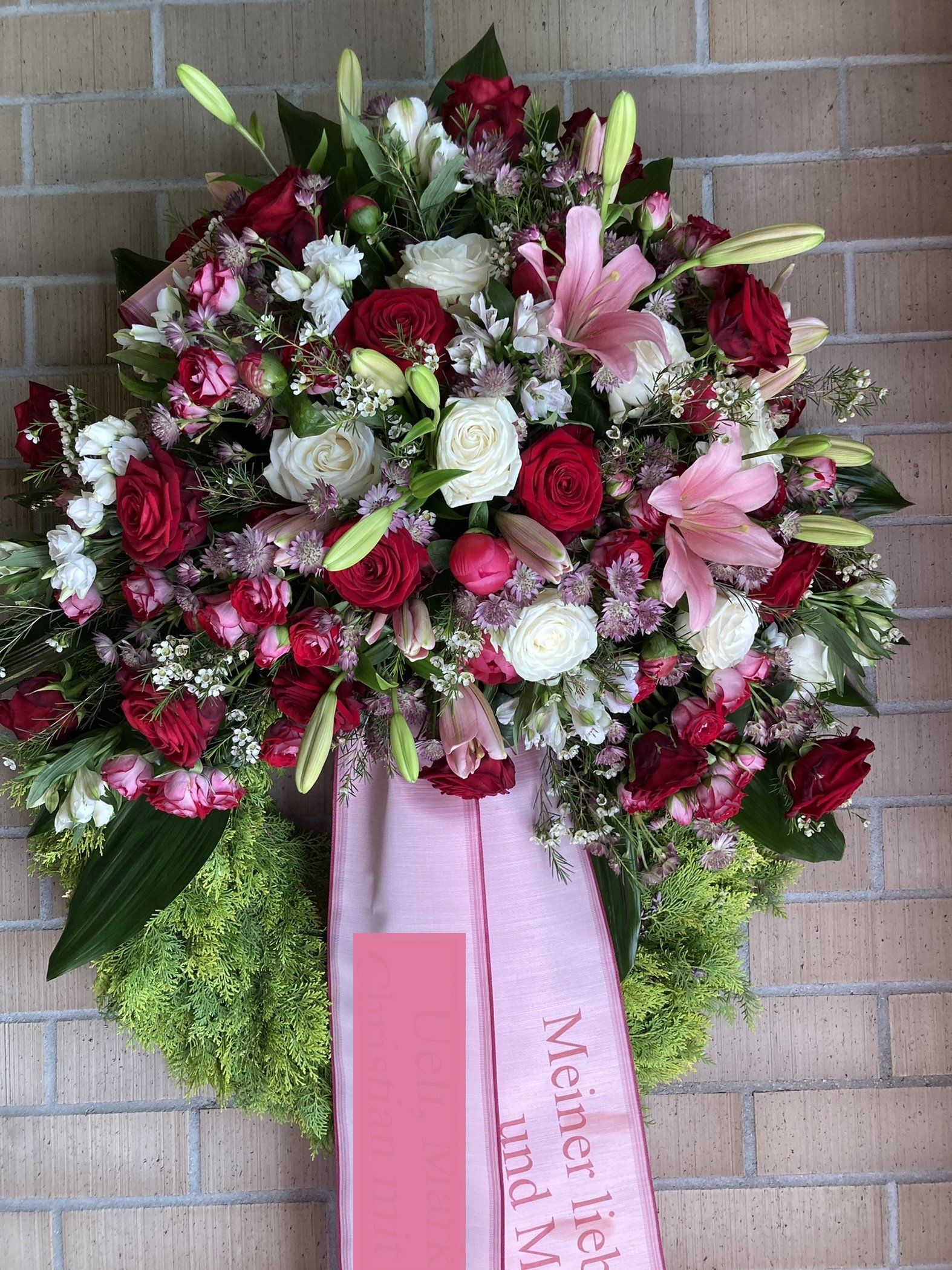 Blumenkranz mit Lilien