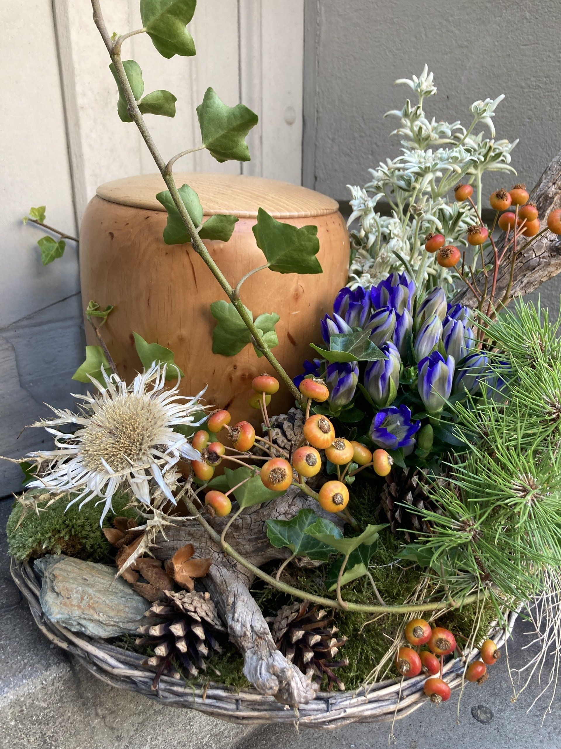 Blumenarrangement mit Disteln