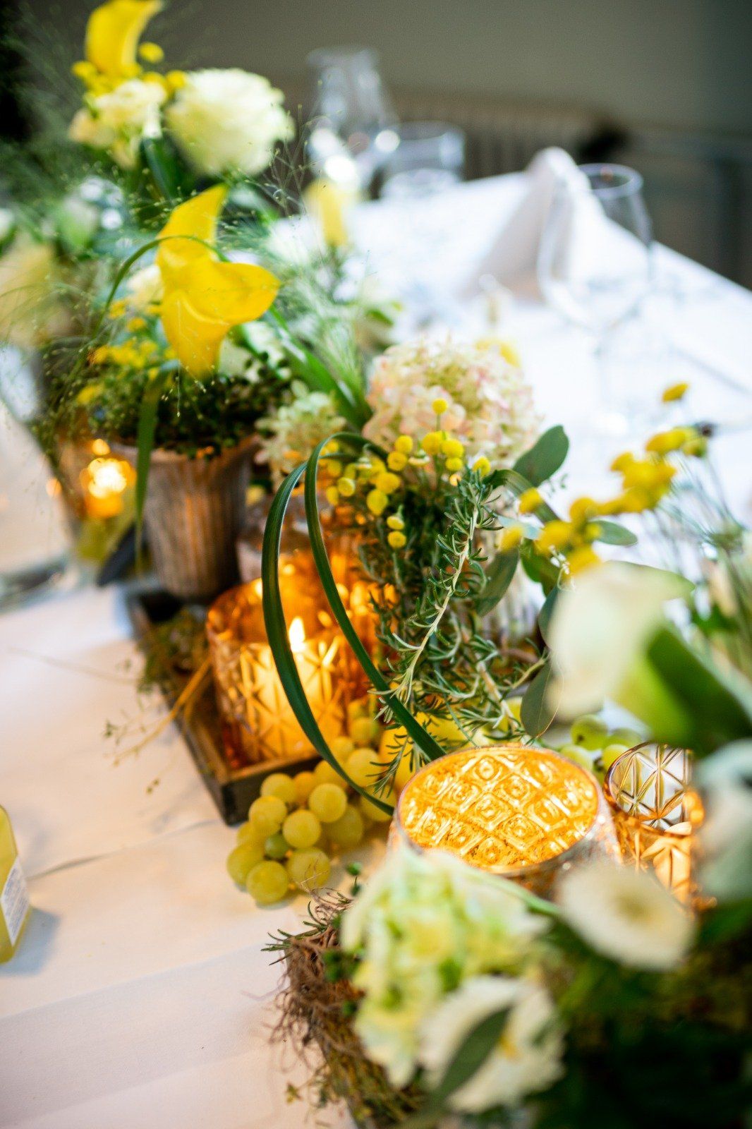 Großes gelbes Blumenstück mit Kerzen