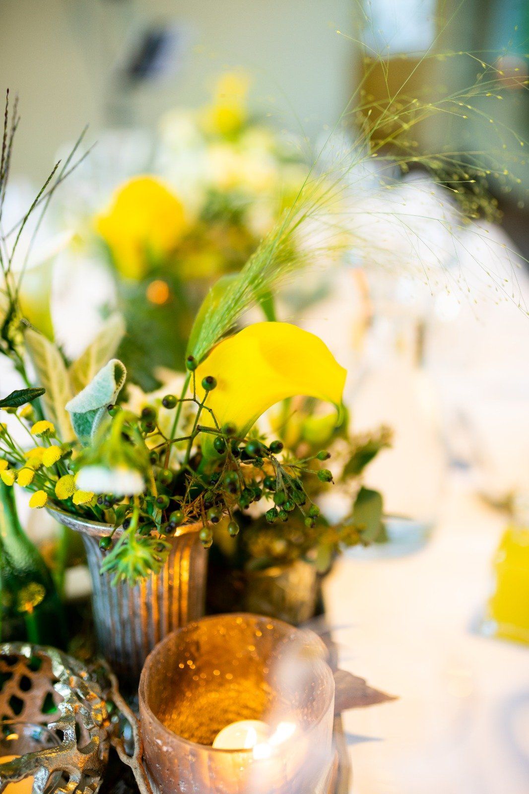 Becher mit gelben Blumen verziert