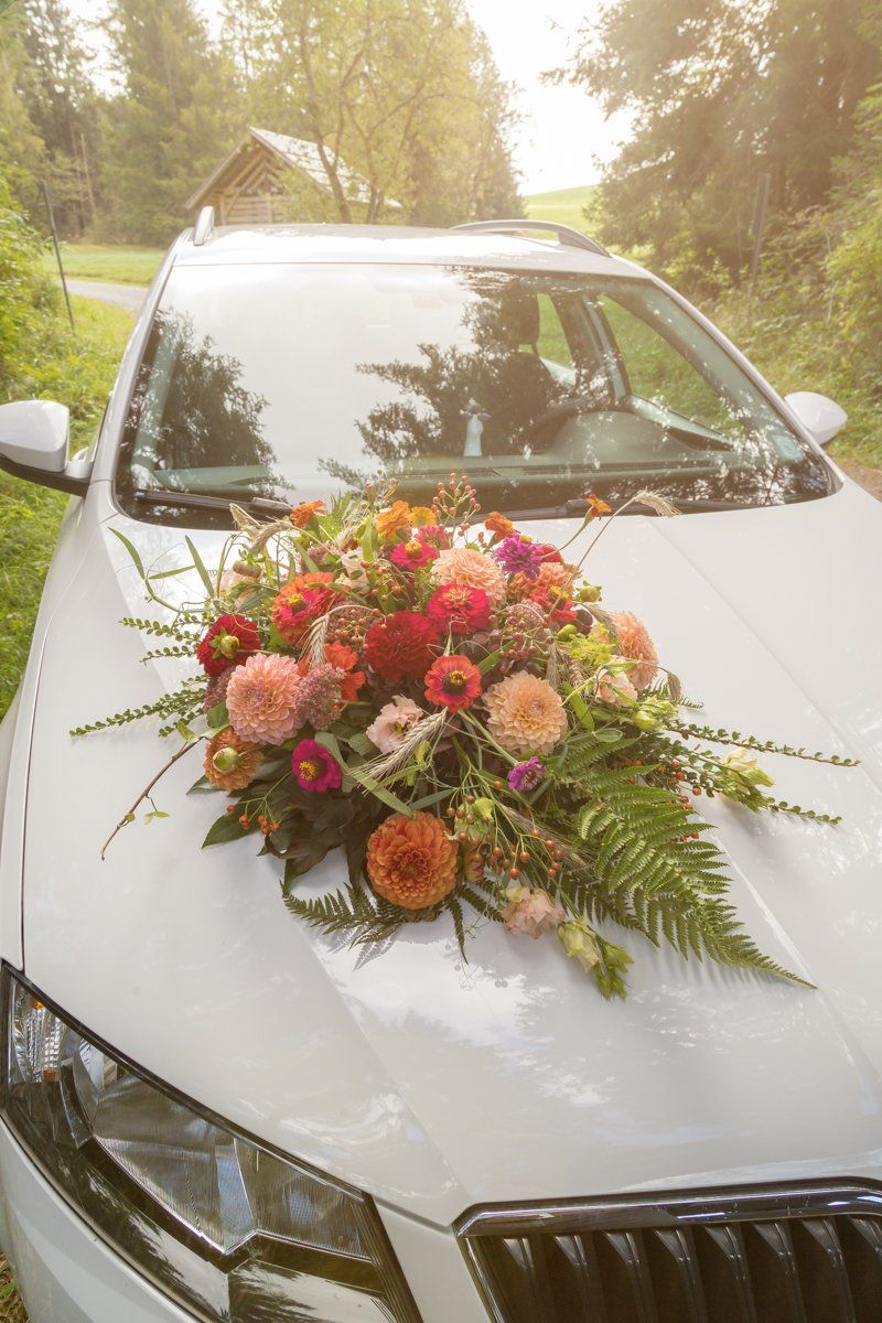 Blumenschmuck für das Auto von Braut und Bräutigam
