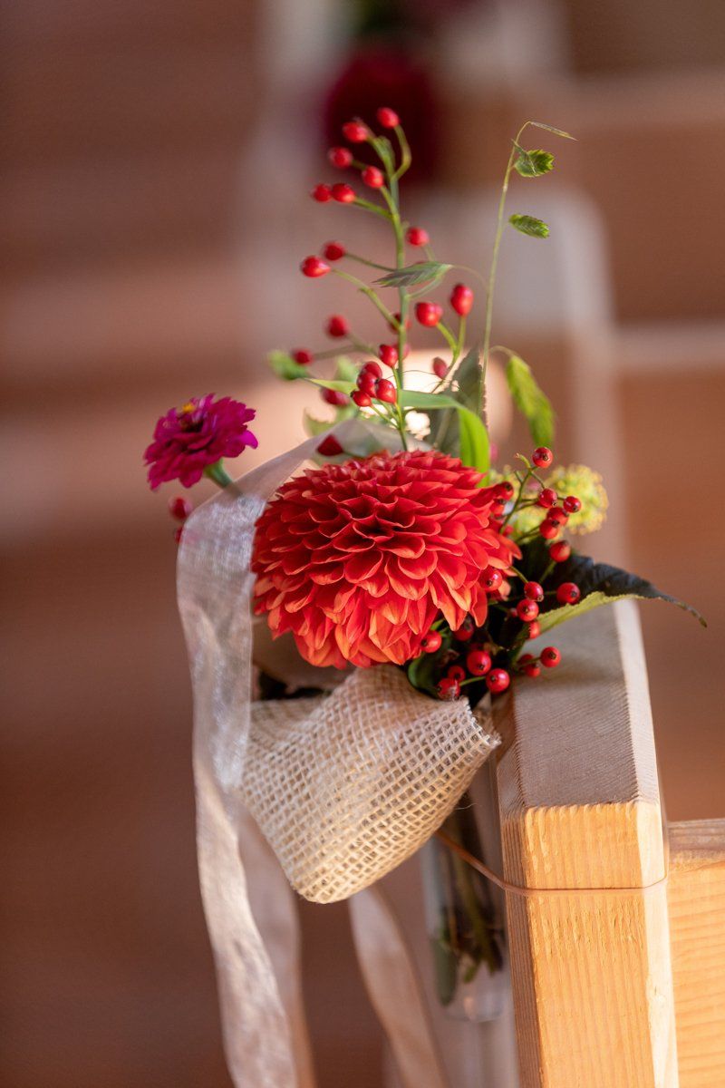 Florales Mittelstück mit Dahlien