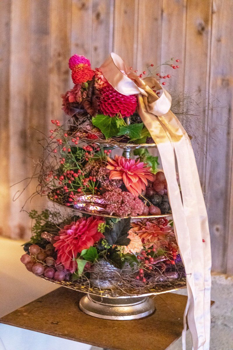 Blumige Hochzeitstorte