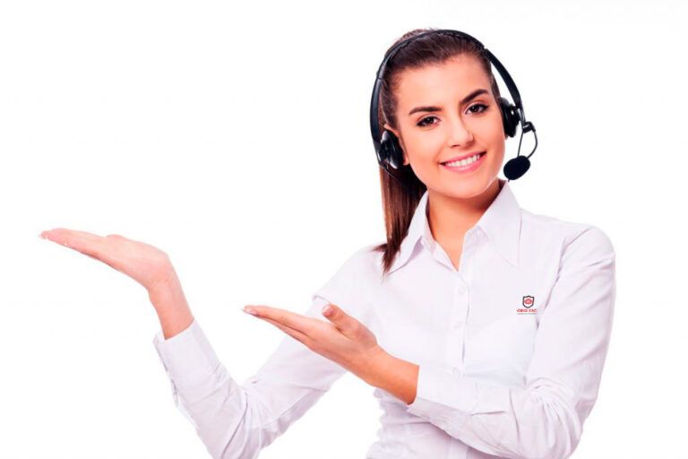 Mujer con auriculares, sonriendo, presentando con las palmas abiertas. Camisa blanca, fondo blanco aislado.