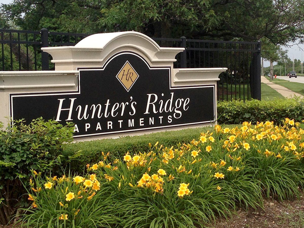 The Hunter's Ridge Apartments monument sign