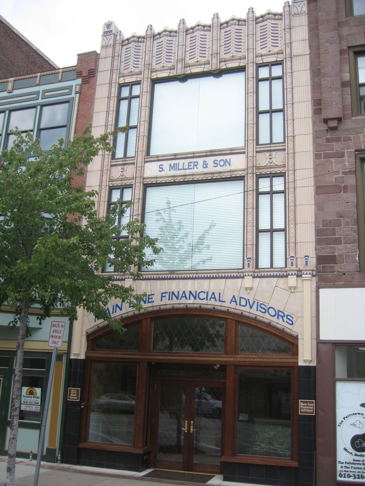 A building with a sign that says financial advisors