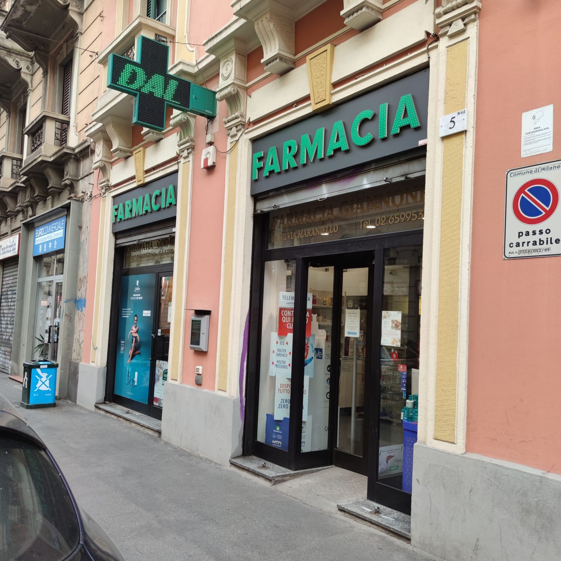 Una farmacia con una croce verde sopra