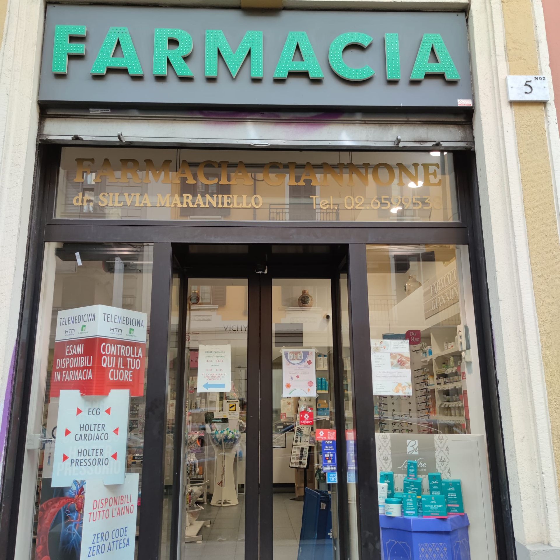 La facciata di una farmacia con le lettere verdi
