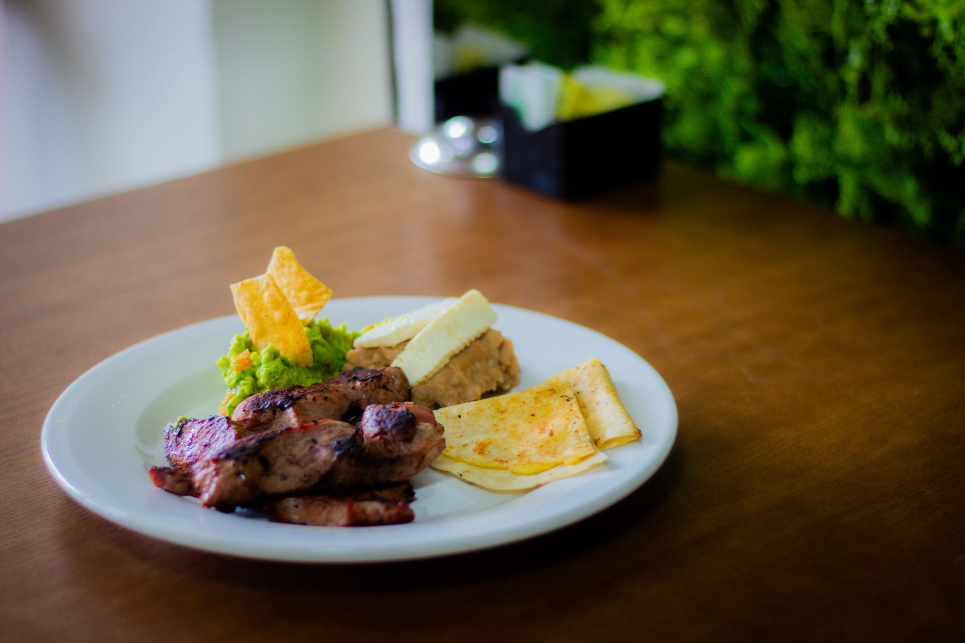 Un plato de comida está sobre una mesa de madera.