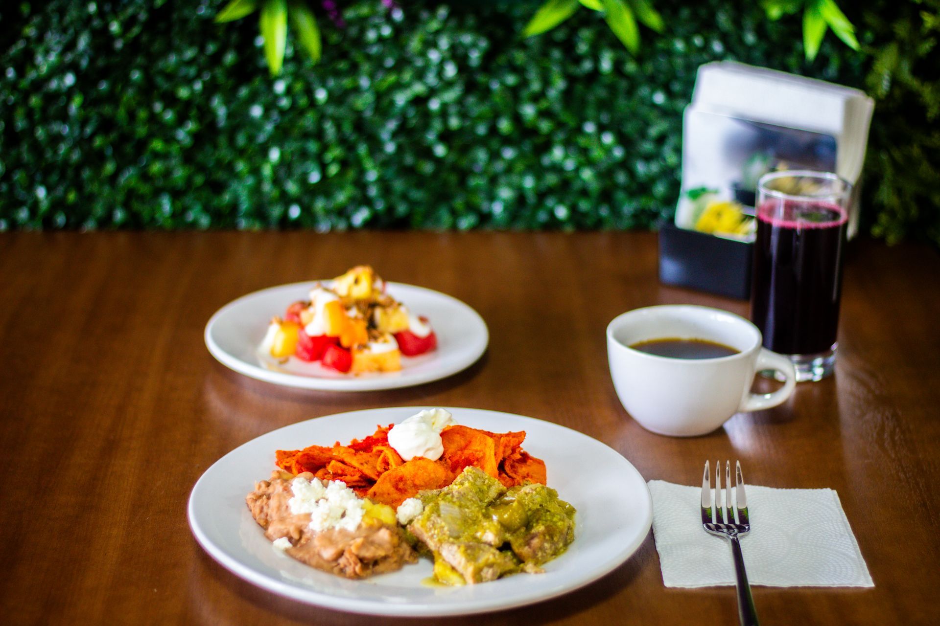 Una mesa cubierta con platos de comida y una taza de café.