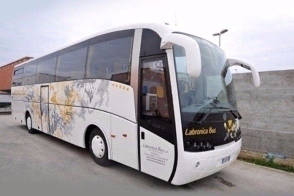 Vista lateral del Pullman desde el frente