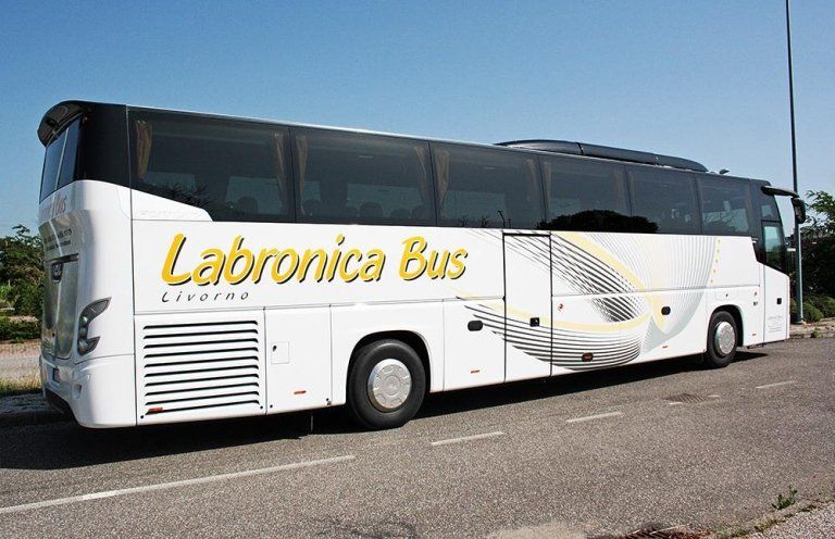 Vista posteriore laterale del Pullman con il disegno di ali