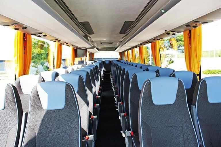 Interno del Pullman con i sedili tappezzati di grigio e blu