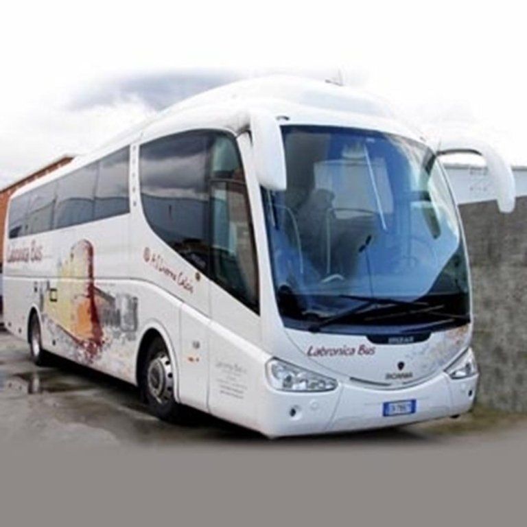 Disegno del Pullman de la parte anteriore con el castello visible nel laterale