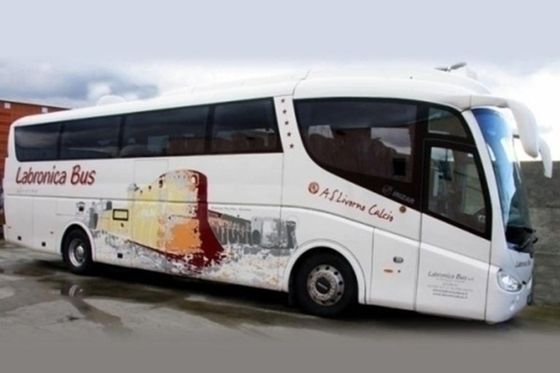 Vista del dibujo al costado del autobús en amarillo, naranja y rojo