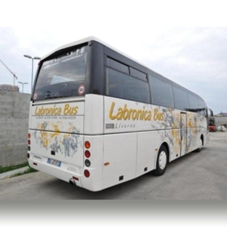 Parte posteriore di un Pullman bianco e nero con disegno grigio e giallo