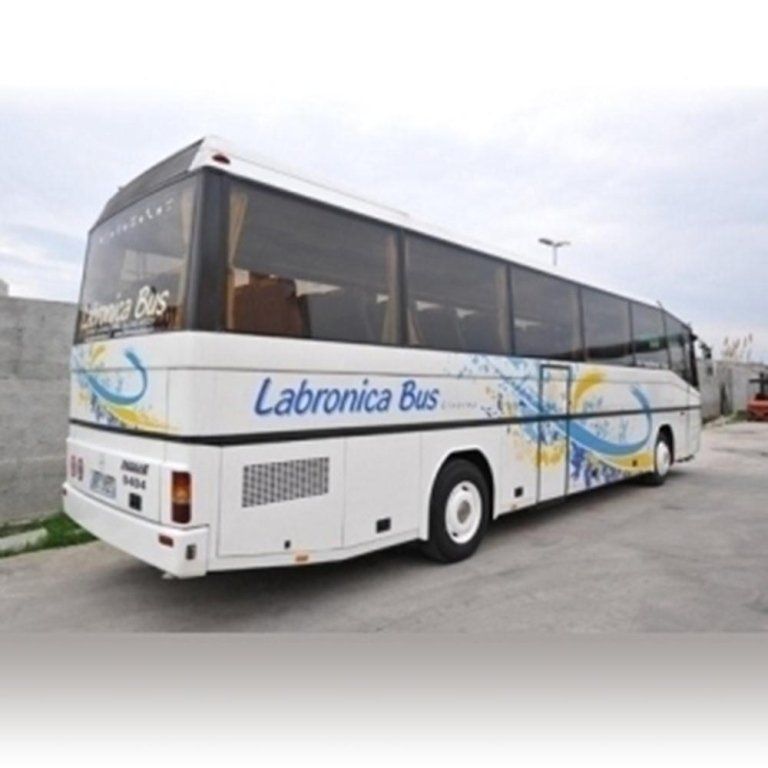 Pullman bianco con disegno blu e giallo nel laterale e la parte posteriore