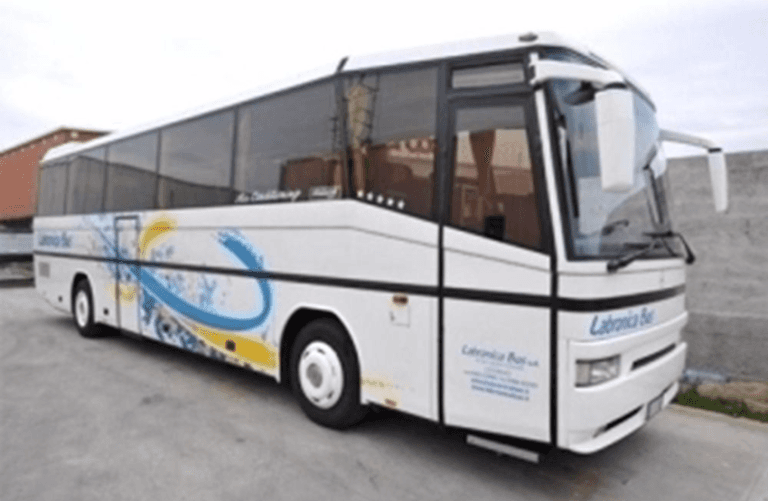 Vista frontal del autobús con el mismo diseño azul y amarillo visible en el lateral