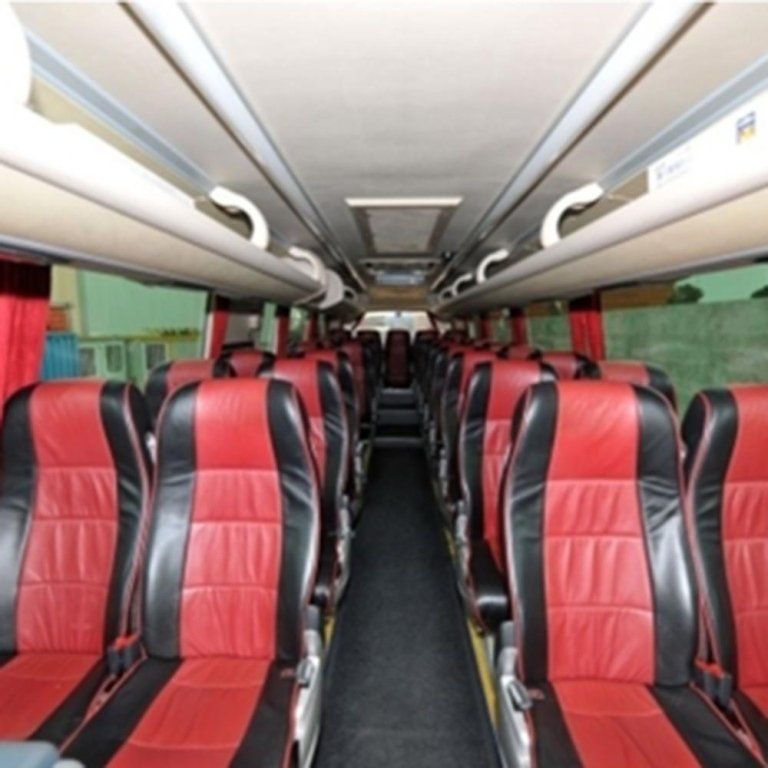 Interno del Pullman con i sedili tappezzati di colore rosso e nero