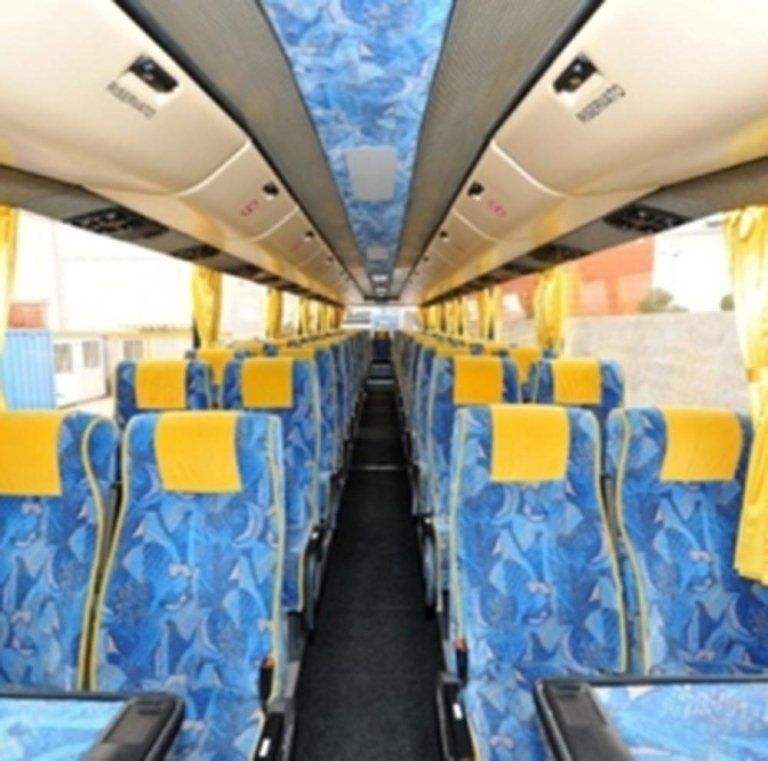 Interno del Pullman con i sedili tappezzati di blu e giallo