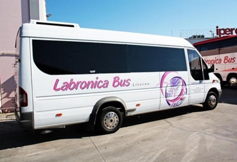 Vista laterale del minibus