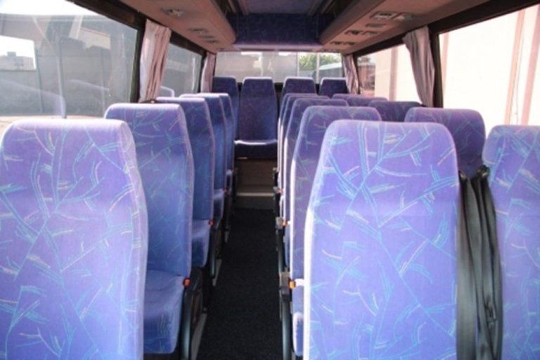 Interno del minibus con i sedili lilla e blu