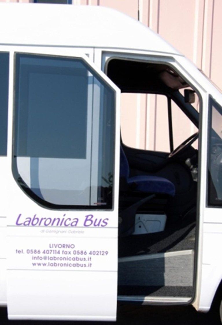 Porta aperta del minibus