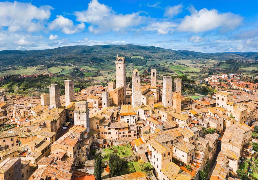 Veduta aerea della città medievale di San Gimignano, in Toscana, Italia, con le sue numerose torri storiche in pietra.